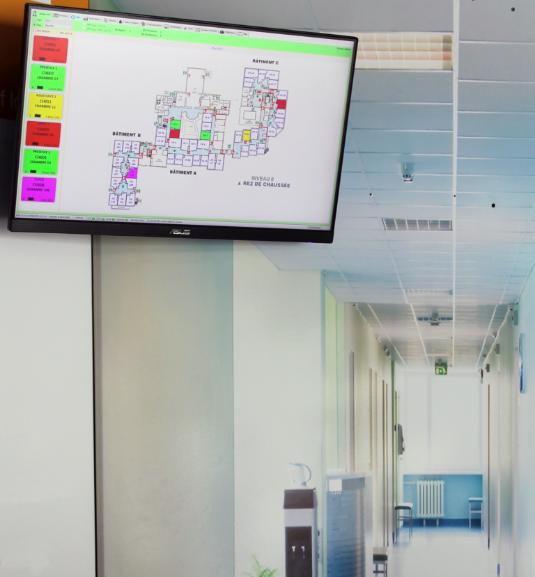 Un écran informatique indique la position de toutes les chambres 'actives' sur un plan de l'établissement dynamique.